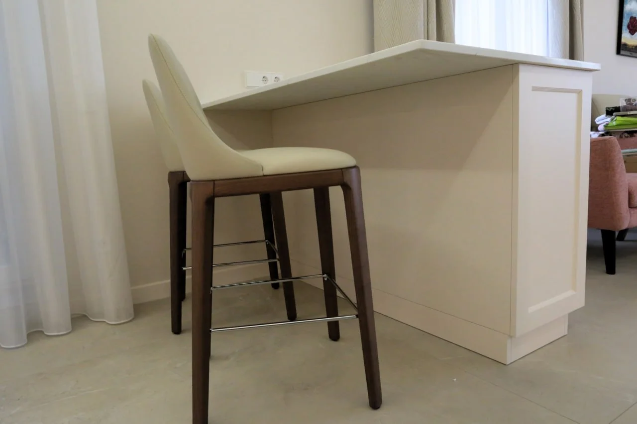 Кухня с витриной и гардеробной — фото 4